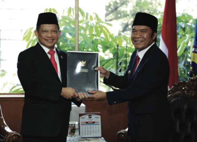 Al Muktabar Terima SK Perpanjangan Jabatan Sebagai Pj Gubernur Banten
