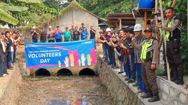 Karyawan Krakatau Steel Group Bergerak Bersama  Lakukan Normalisasi Aliran Sungai Kubangsari 