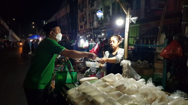 Blusukan Tengah Malam, Fungsionaris PPP ini bagikan Makanan dan Masker ke Pedagang