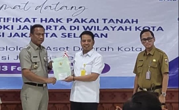 Badan Pertanahan Nasional (BPN) Kota Administrasi Jakarta Selatan serahkan sertifikat tanah aset Pemerintah Kota Jakarta Selatan