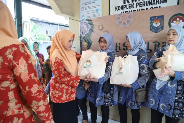 DWP Kemendagri Bagikan Paket Sembako di Kompleks DDN Kota Tangerang