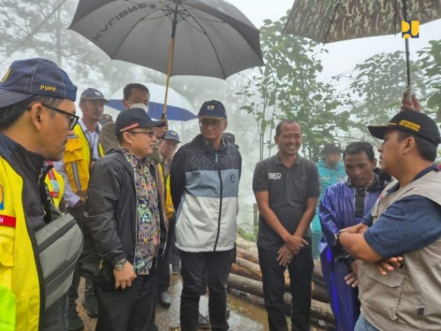 Menteri PU Tinjau Penanganan Longsor dan Banjir di Pekalongan, Percepat Pembukaan Akses dan Pemasangan Jembatan Bailey
