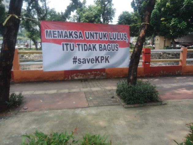 Spanduk Dukungan TWK KPK 'Memaksa untuk Lulus itu Tidak Bagus' Bertebaran di Jakarta