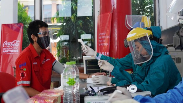 Pelaksanaan Vaksinasi Gotong Royong di Denpasar, Jawa Tengah Dan Jawa Timur