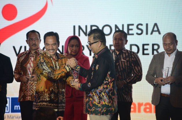 Bupati Banjar Raih Penghargaan certificate Of Visionary Leader Presentation