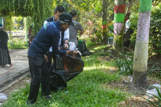 Pasca Haul, Bupati Banjar Ikut Bersihkan Sampah