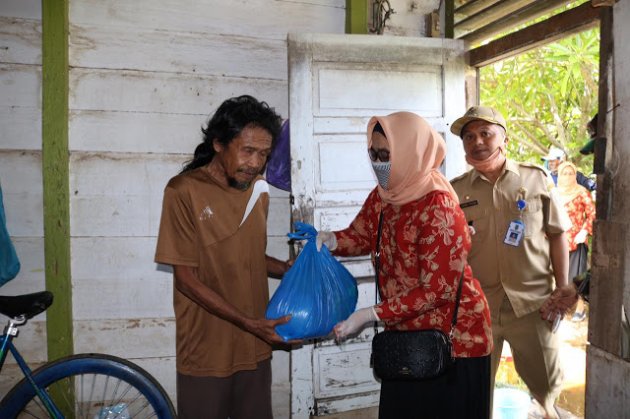 Dharma Wanita Persantuan Kabupaten Banjar Berikan Sembako