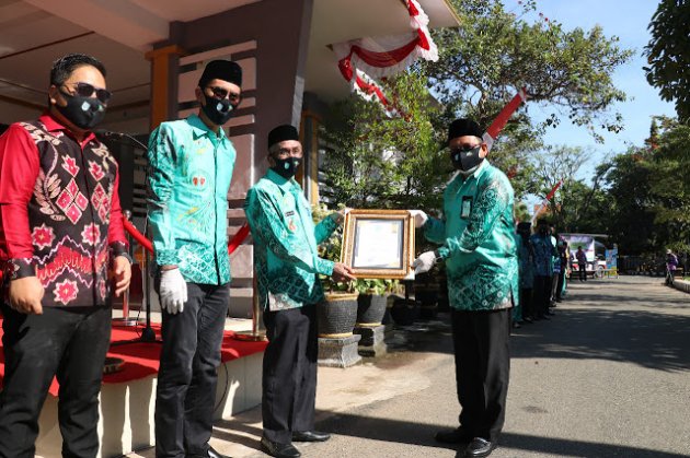 Bupati Banjar Serahkan Penghargaan di Puncak Hari Jadi Kabupaten Banjar Ke 70