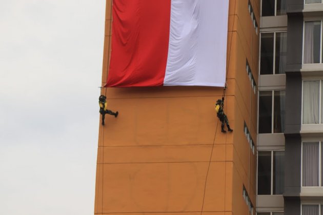 Kibarkan Bendera Merah Putih Tertinggi Di Gedung Kalimantan Selatan
