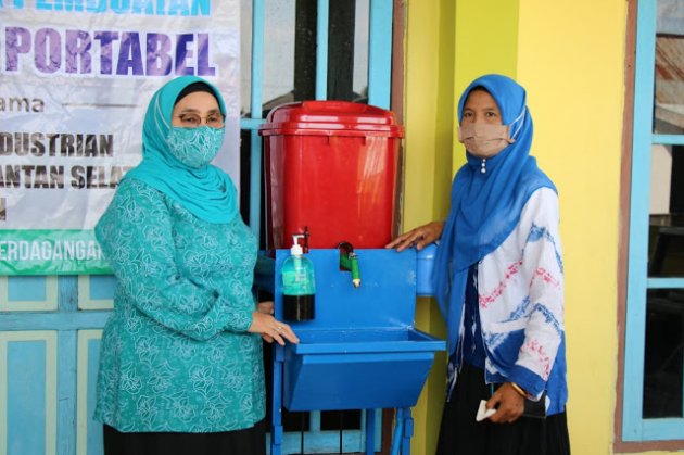 Pemkab Banjar Kembali Bagikan Alat Cuci Tangan Portable ke Pesantren di Martapura