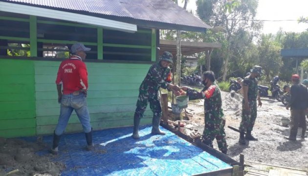 Pasca Banjir, TNI Perbaiki Madrasah At Taqwa Desa Balimau